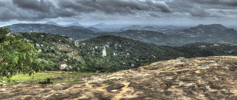 Rocky hilltop and valley views at Horsley Hills